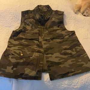 cute camouflage vest, perfect for layering this winter!